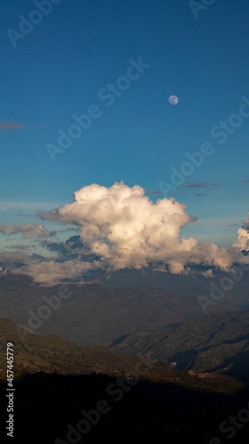 Foto clouds over the mountains