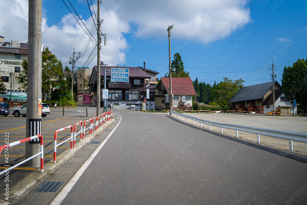 Obraz premium 秋の紅葉が始まった長野県北安曇郡小谷村の栂池自然園の展望台までトレッキングしている風景 A view of trekking to the observatory of Tsugaike Nature Park in Otari Village, Kita-Azumi-gun, Nagano Prefecture, where the autumn leaves have begun to cha