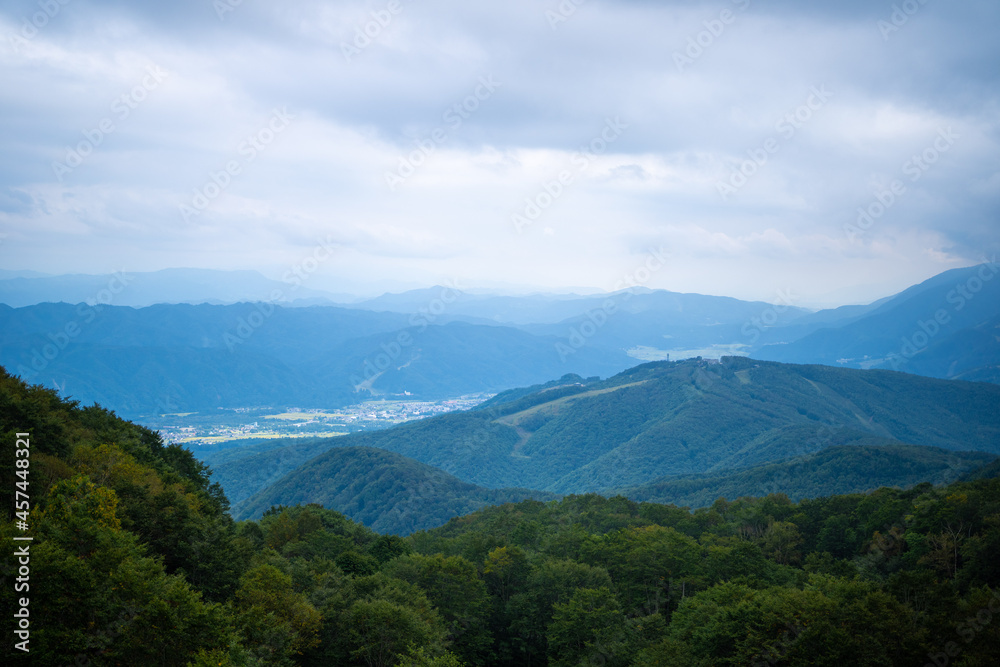 秋の紅葉が始まった栂池自然園の展望台までトレッキングしている風景 A view of trekking to the observatory of Tsugaike Nature Park, where the autumn leaves have started to change color. 