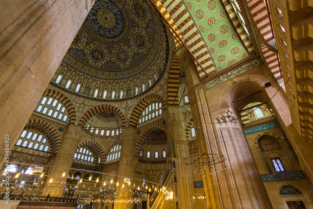 トルコ　エディルネの旧市街にある世界遺産にもなっているセリミエ・モスクの礼拝堂内