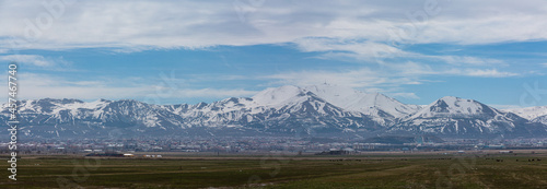 トルコ エルズルムの郊外から見える街並みと雪の積もったパランドケン山
