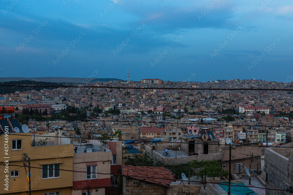 トルコ　ガズィアンテプの旧市街の丘から望む夕暮れ時の街並み
