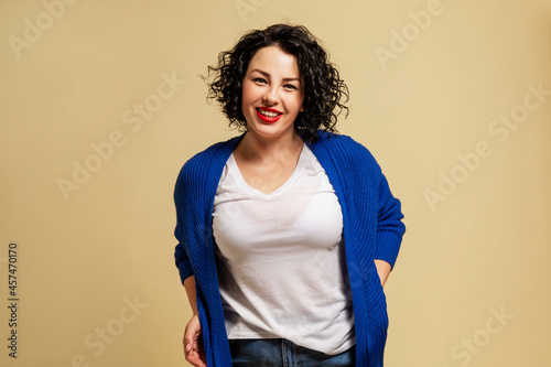 Foto Positive plump girl