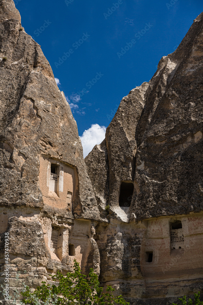 トルコ　カッパドキアのギョレメ国立公園の奇岩群と洞窟住居
