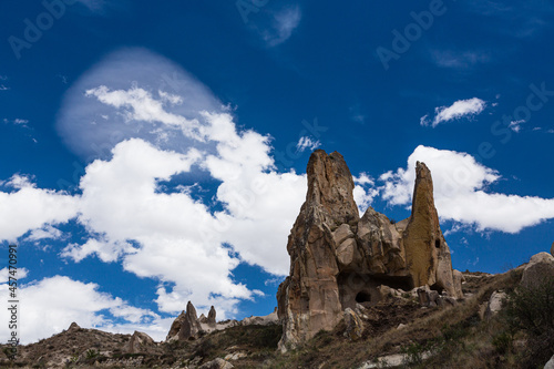 トルコ カッパドキアのギョレメ国立公園内の奇岩群と洞窟住居