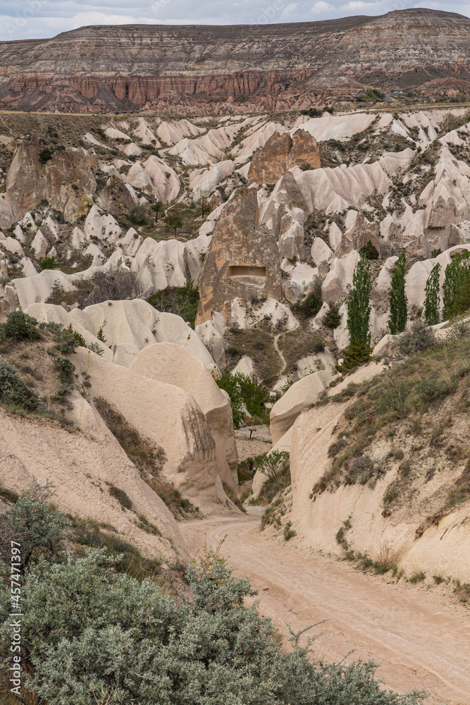 トルコ　カッパドキアのギョレメ国立公園のレッドバレーの奇岩群へと向かう道と後ろに広がるローズバレー