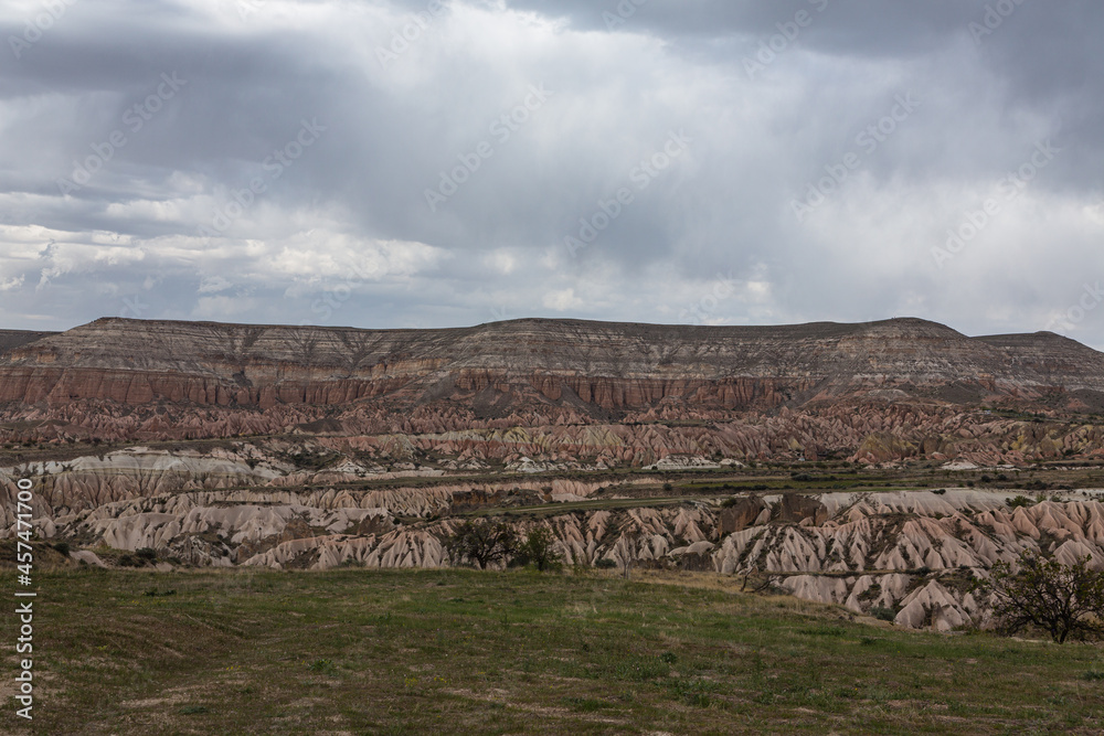トルコ　カッパドキアのギョレメ国立公園の丘から見えるレッドバレーとローズバレーの奇岩群