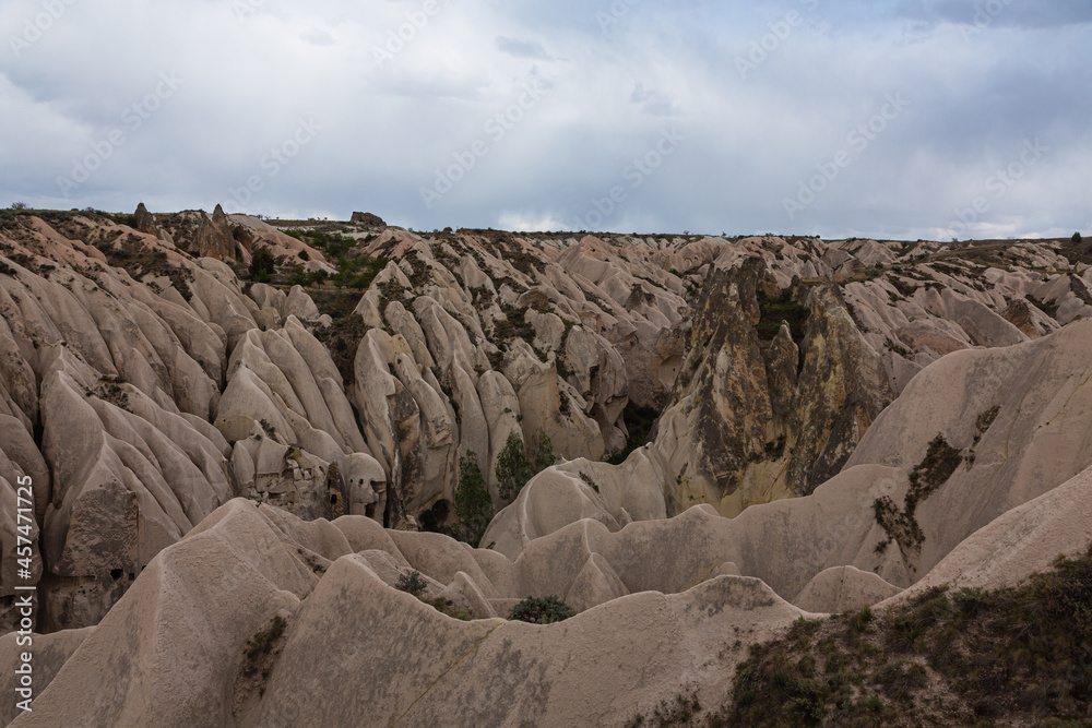 Obraz premium トルコ カッパドキアのギョレメ国立公園のレッドバレーの奇岩群と洞窟住居