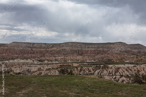 トルコ カッパドキアのギョレメ国立公園の丘から見えるレッドバレーとローズバレーの奇岩群