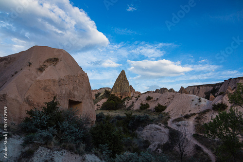 トルコ カッパドキアのギョレメ国立公園のローズバレーの奇岩群と洞窟住居