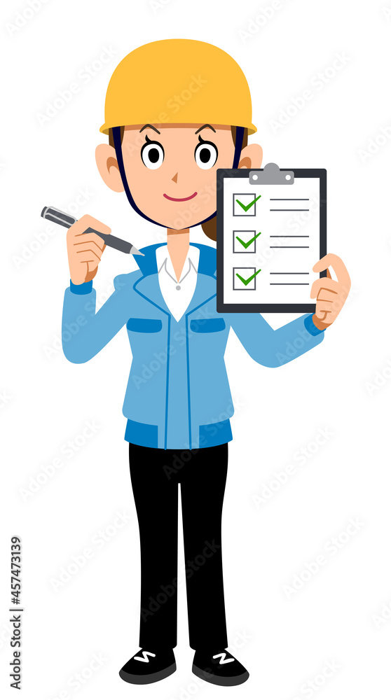 チェックシートを持つ建築現場の女性の全身
