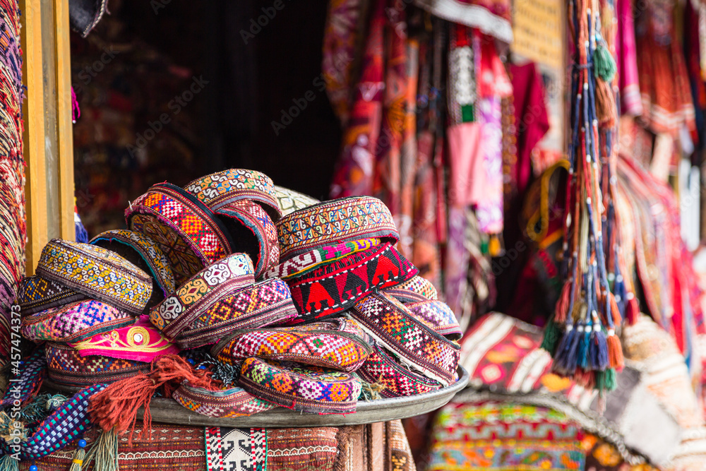 トルコ　カッパドキアのギョレメの土産屋で売られているカラフルな帽子