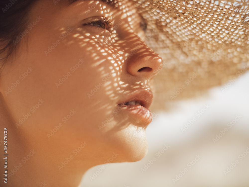 Beach Woman in Sun Hat on Vacation - obrazy, fototapety, plakaty 