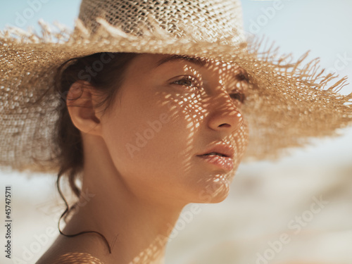 Canvas Print Beach Woman in Sun Hat on Vacation