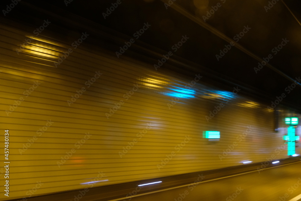 FU 2020-08-11 Fries T2 386 Lichter in einem Tunnel verschwimmel