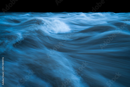 Fluss Wasser Wellen in schöner Form - Flow, Ästhetisch