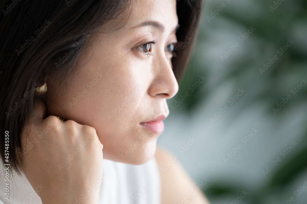 話を聞く日本人女性の横顔 話を聞く日本人女性の横顔