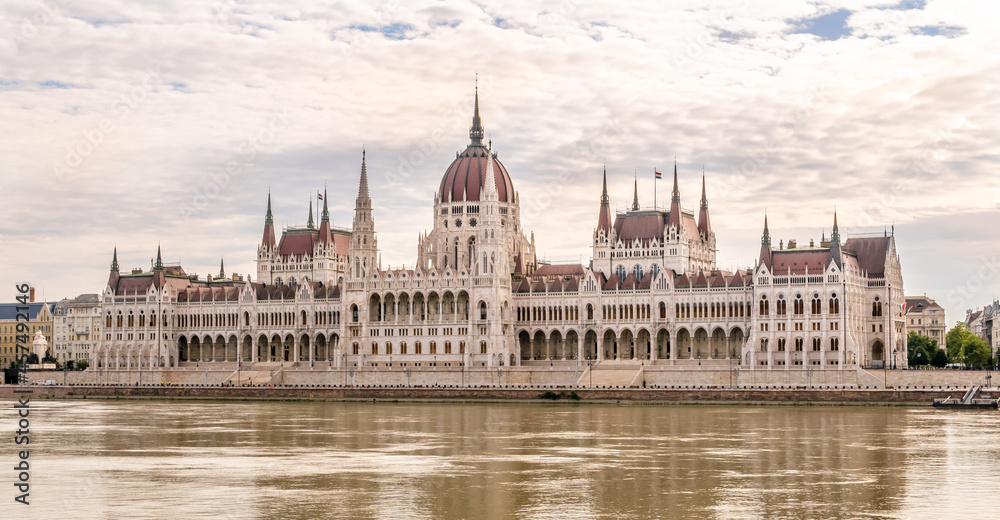 Obraz premium View at the BUilding of Parliament with Donau river in Budapest, Hungary