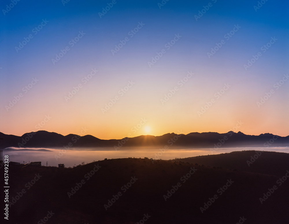 長野県　諏訪市　霧ヶ峰高原から中山峠方面の山並みと雲海の日の出
