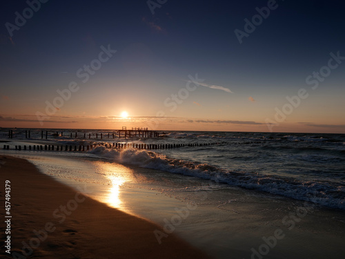 Fototapeta Naklejka Na Ścianę i Meble -  Sceneria zachodzącego słońca nad morzem