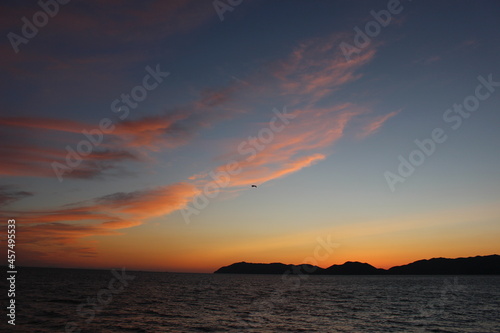 地球の光! SDGs羽ばたく鳥とオレンジ色の空と瀬戸内海の景色! © YuAiru