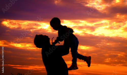 father and child silhouette 