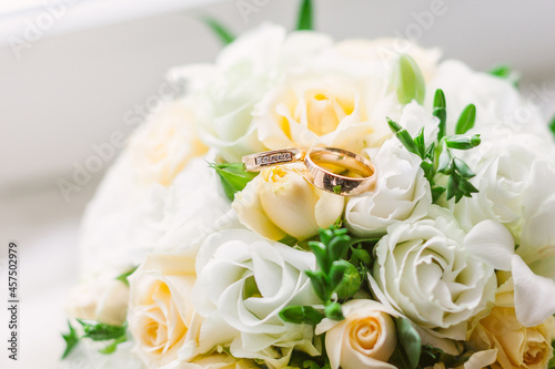wedding bouquet of flowers whith wedding rings