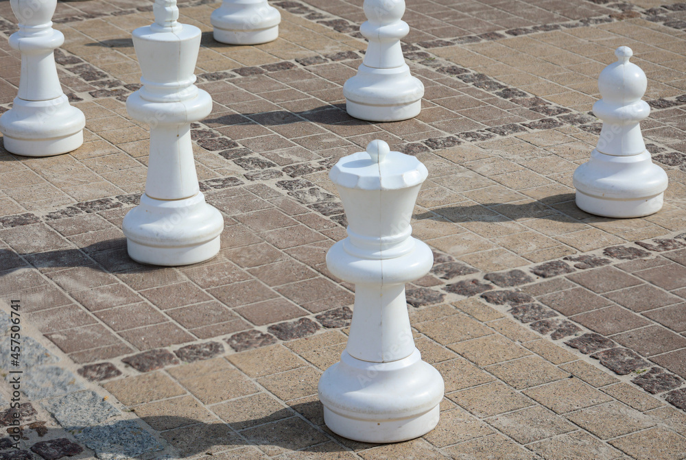Schachfiguren auf einem Outdoor Schachfeld. Schach das Königspiel.
