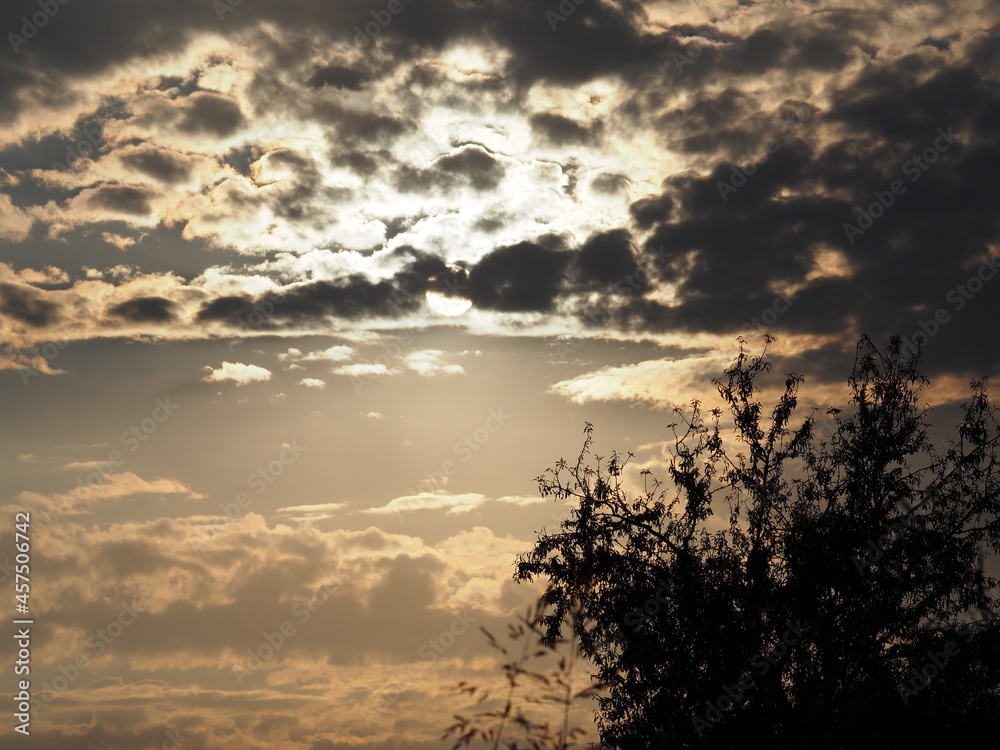 un pulso entre el astro sol y las nubes que avecinan tormenta de verano, lerida, españa, europa
un pulso entre el astro sol y las nubes que avecinan tormenta de verano, lerida, españa, europa