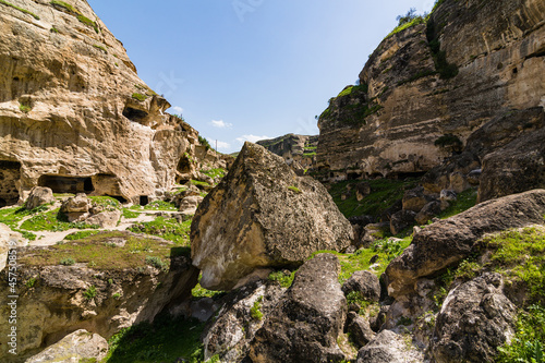 トルコ　水没前のハサンケイフのハサンケイフ城と洞窟住居のある渓谷 © pespiero