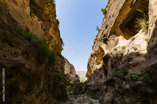 トルコ 水没前のハサンケイフのハサンケイフ城と洞窟住居のある渓谷