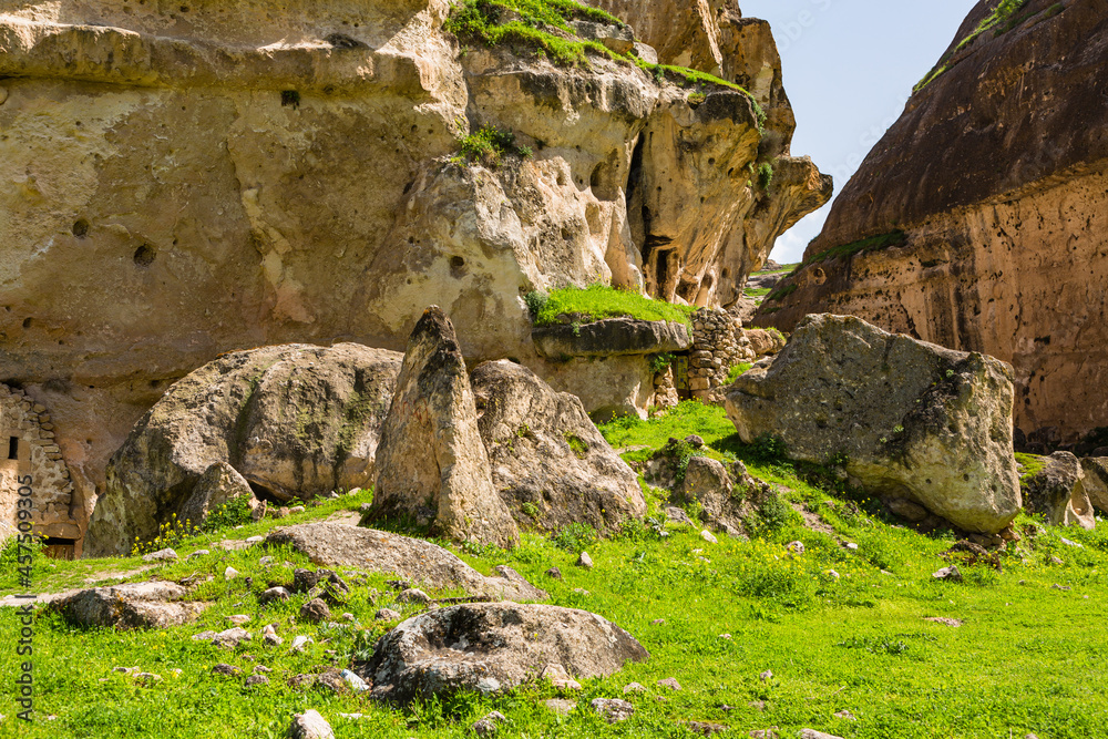 トルコ　水没前のハサンケイフのハサンケイフ城と洞窟住居のある渓谷