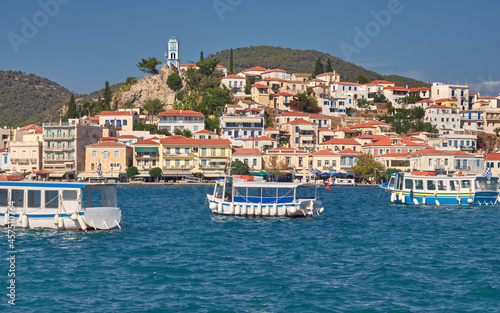Wassertaxi vor der Insel Poros, Griechenland © kranidi