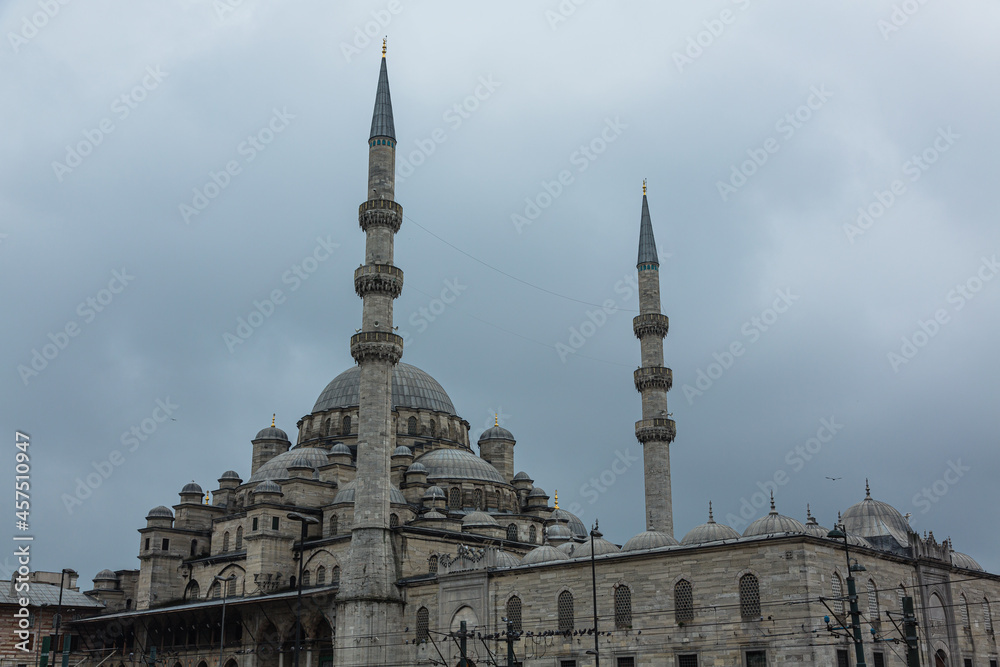 Fototapeta premium トルコ イスタンブールの旧市街に建つニューモスク