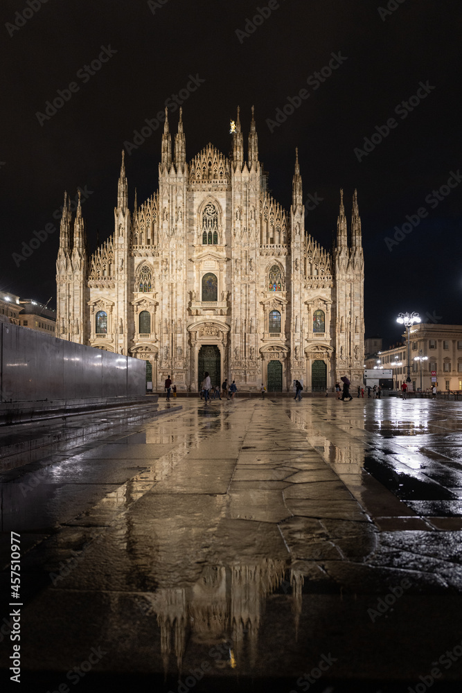 pioggia in piazza duomo a Milano pioggia in piazza duomo a Milano