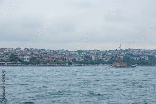 トルコ イスタンブールのボスポラス海峡に浮かぶ小島に建つ乙女の塔とユスキュダルの街並み