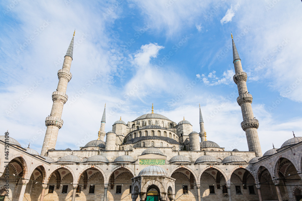 トルコ　イスタンブール歴史地域である旧市街に建つスルタンアフメト・モスク、別名ブルーモスクの中庭からの外観