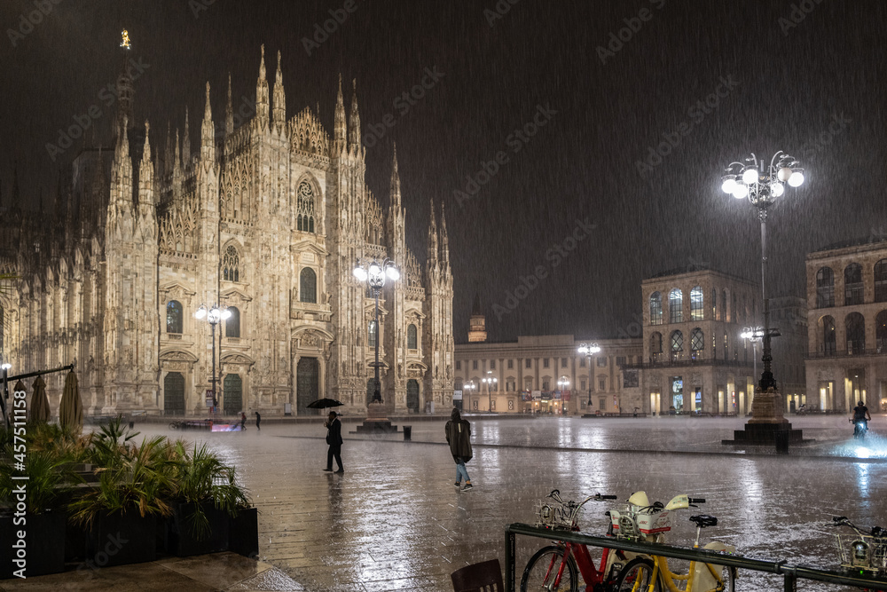  pioggia in piazza duomo a Milano
