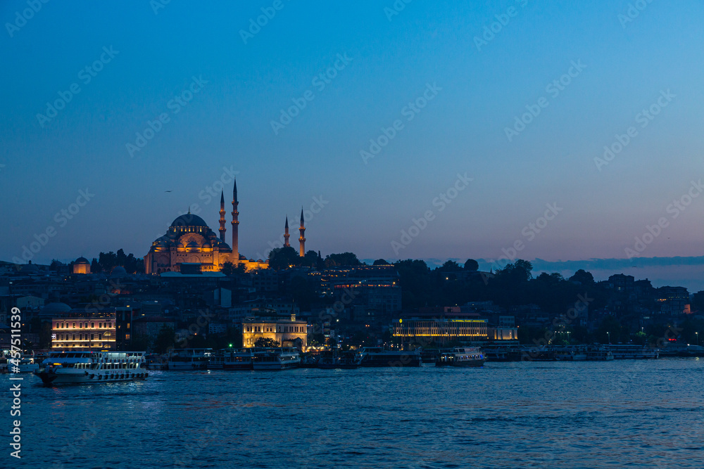 トルコ　イスタンブールの夕暮れ時の金角湾と旧市街の街並みと丘の上に建つライトアップされたスレイマニエ・モスク