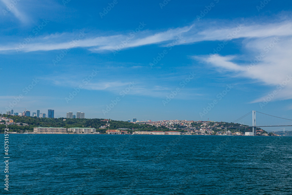 トルコ　イスタンブールのボスポラス海峡を進むフェリーから見えるヨーロッパ側の街並みと7月15日殉教者の橋