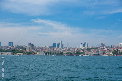 トルコ　イスタンブールのボスポラス海峡を進むフェリーから見えるヨーロッパ側の街並み © pespiero