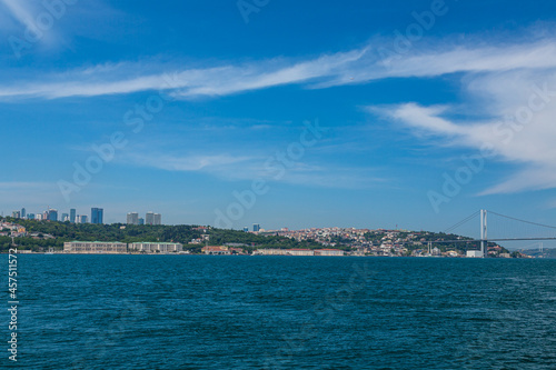 トルコ イスタンブールのボスポラス海峡を進むフェリーから見えるヨーロッパ側の街並みと7月15日殉教者の橋