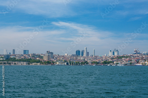 トルコ　イスタンブールのボスポラス海峡を進むフェリーから見えるヨーロッパ側の街並み © pespiero