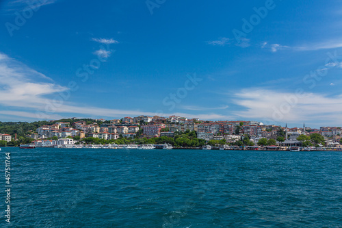 Fototapeta Naklejka Na Ścianę i Meble -  トルコ　イスタンブールのボスポラス海峡を進むフェリーから見えるアジア側のユスキュダルの街並み