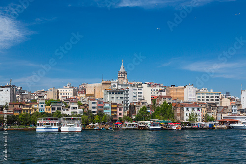 トルコ　イスタンブールの新市街の街並みとガラタ地区の丘の上に建つガラタ塔 © pespiero