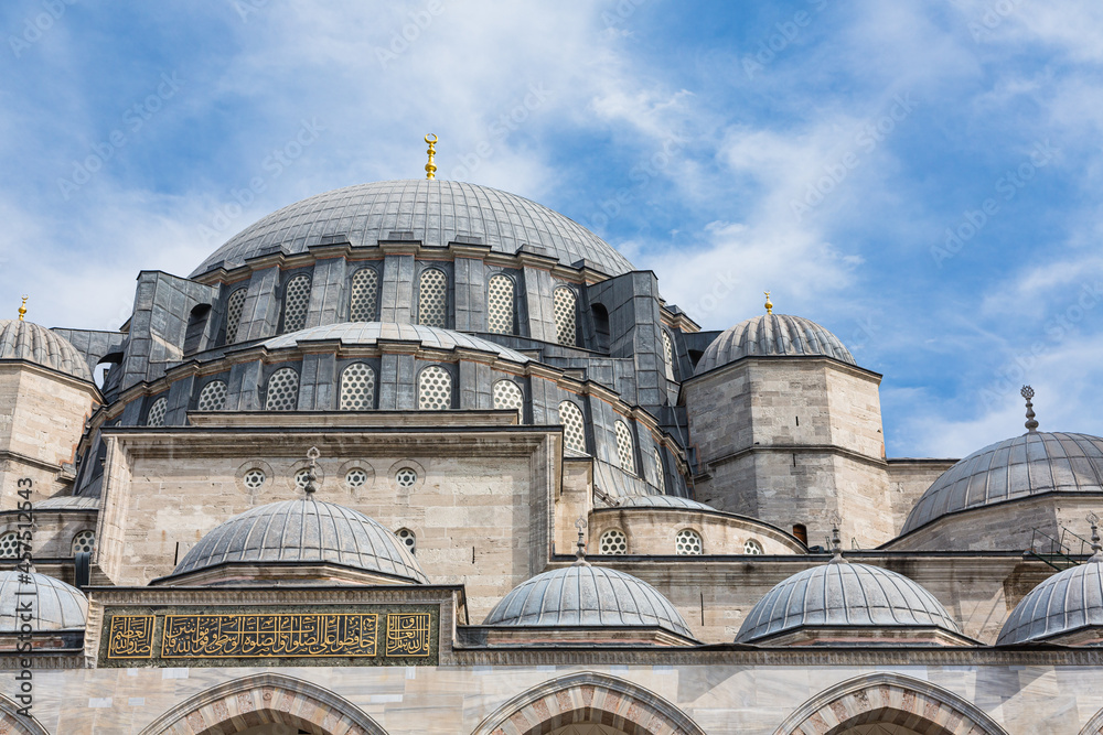 Fototapeta premium トルコ イスタンブール歴史地域である旧市街のスレイマニエの丘に建つスレイマニエ・モスク