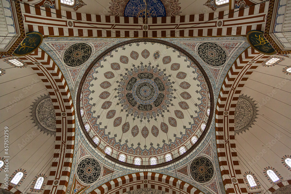 トルコ　イスタンブールの旧市街にあるシェフザーデ・ジャーミィの礼拝堂内