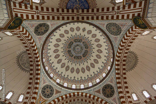 トルコ イスタンブールの旧市街にあるシェフザーデ・ジャーミィの礼拝堂内