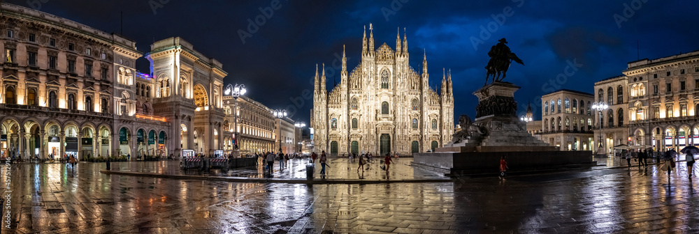 Naklejka premium pioggia in piazza duomo a Milano