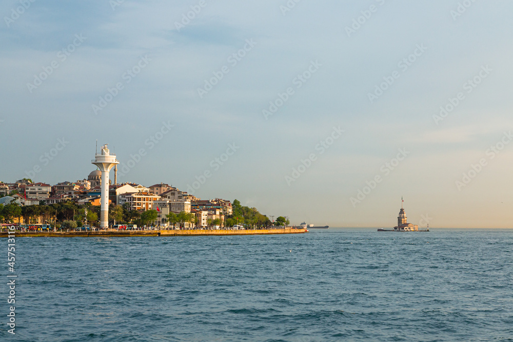 トルコ　イスタンブールのアジア側のユスキュダルの街並みとボスポラス海峡に浮かぶ小島に建つ乙女の塔